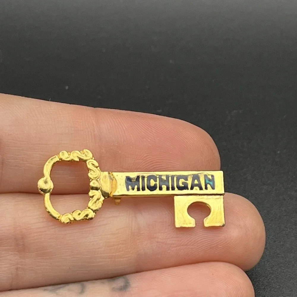Key To The State Of‎ Michigan Gold Tone Lapel Hat Pin